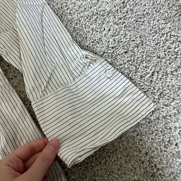 ◽️DUO MATERNITY: Women’s M, white & black striped button down blouse w/tie◽️ - Picture 6 of 9